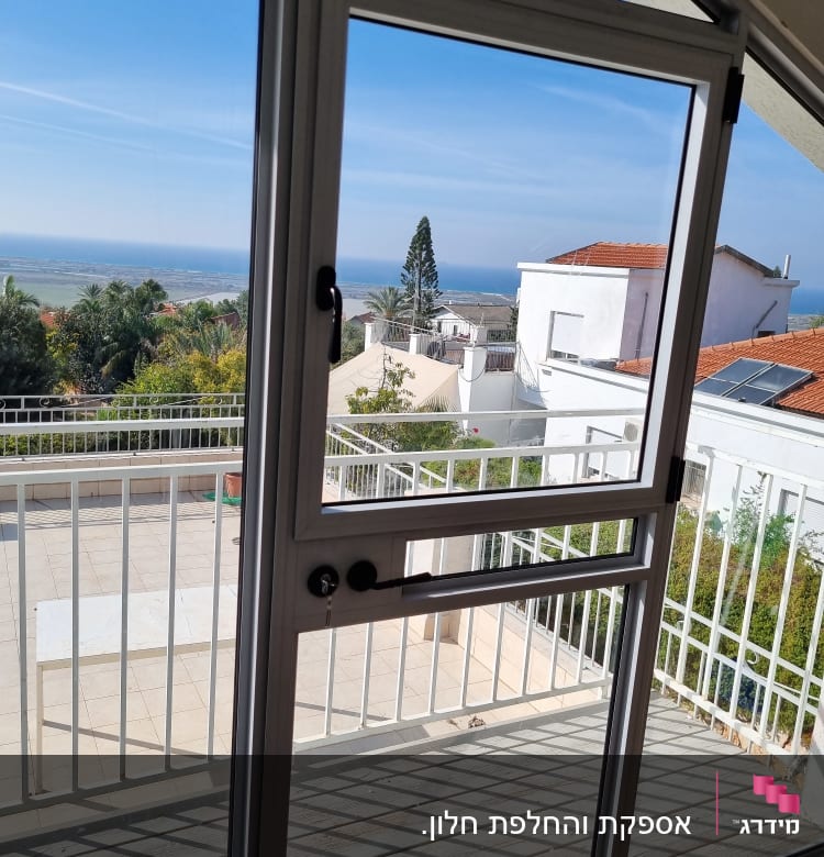 חלון אלומיניום עם נוף לים ומרפסת